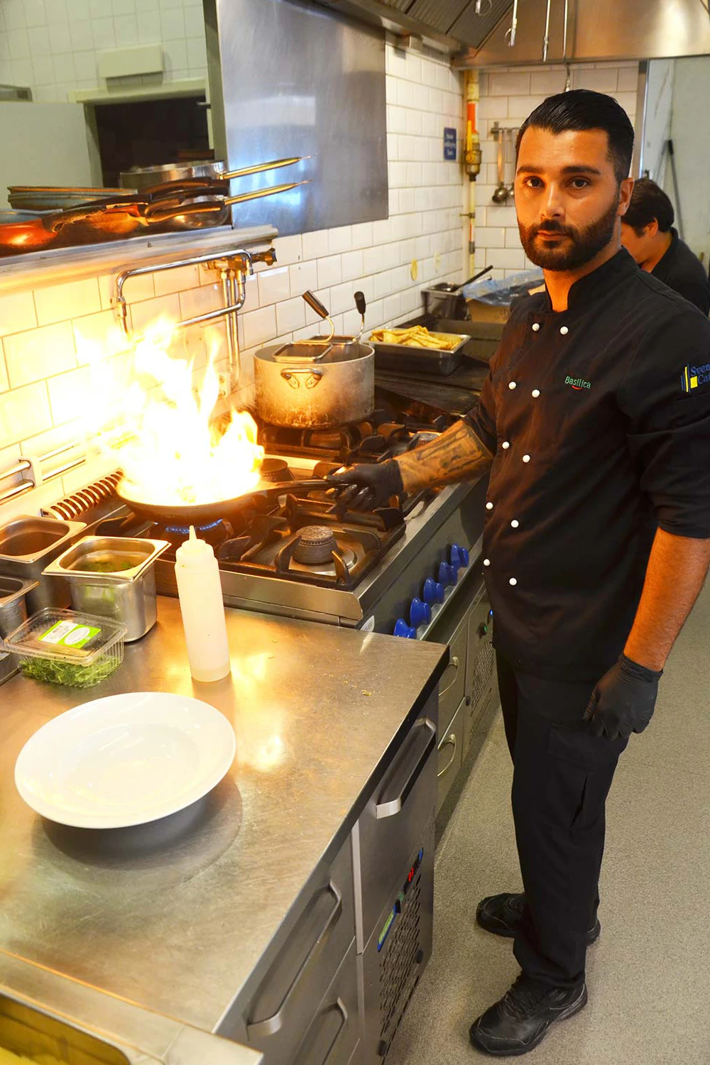 Med sin gedigna restaurangerfarenhet och sin stora förkärlek till god och vällagad mat, så driver Kevin Hassi sin restaurang med största passion.
